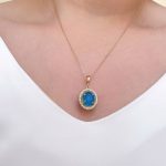 پلاک تک نگین آبی طلاروس بدون زنجیر - تصویر 2