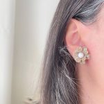 گوشواره میناکاری کرمی گل بهاری استیل