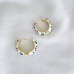 گوشواره حلقه ای میناکاری سفید با گل بنفش استیل