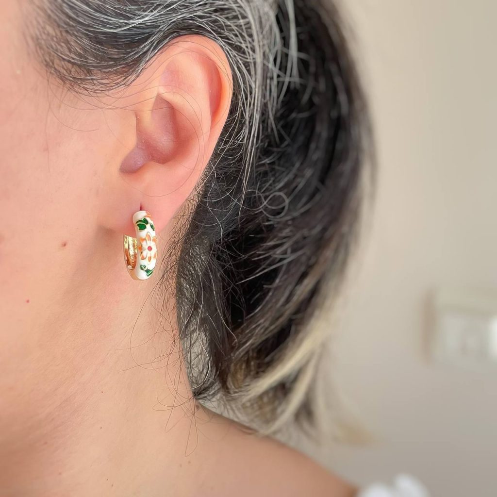 گوشواره حلقه ای میناکاری سفید با گل نارنجی استیل