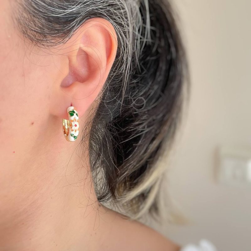 گوشواره حلقه ای میناکاری سفید با گل نارنجی استیل