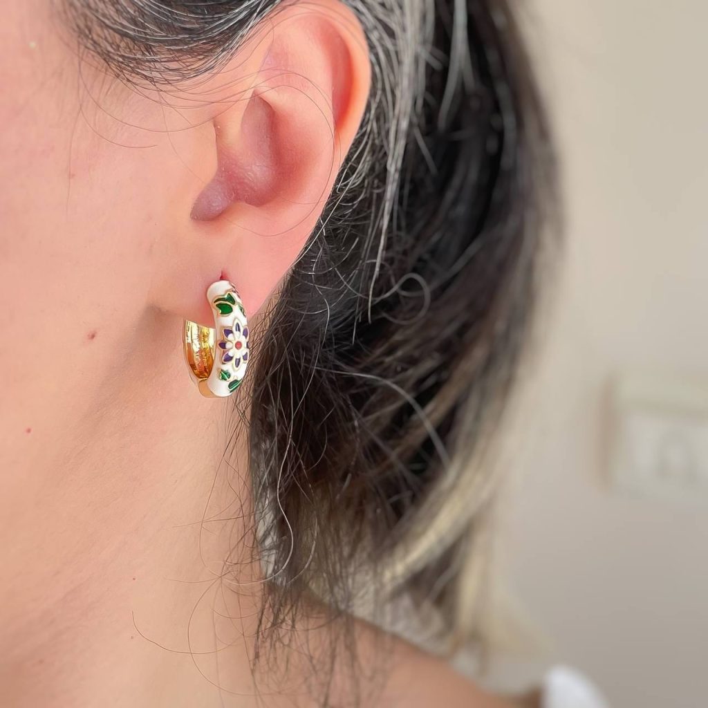گوشواره حلقه ای میناکاری سفید با گل بنفش استیل