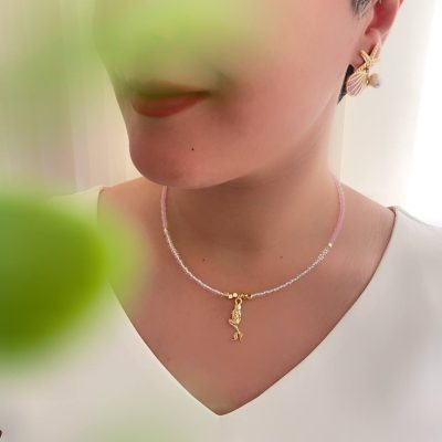 گردنبند مهره ای صورتی مات با آویز پری دریایی